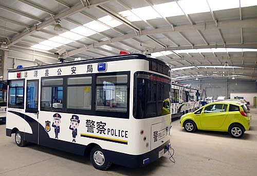 流動警務(wù)室從河北新宇宙電動車生產(chǎn)車間內(nèi)緩緩駛出準備發(fā)往沽源縣公安局