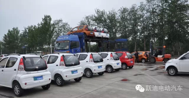 躍迪人冒雨檢測發(fā)車甘肅，第一時間保證躍迪電動汽車市場供應(yīng)