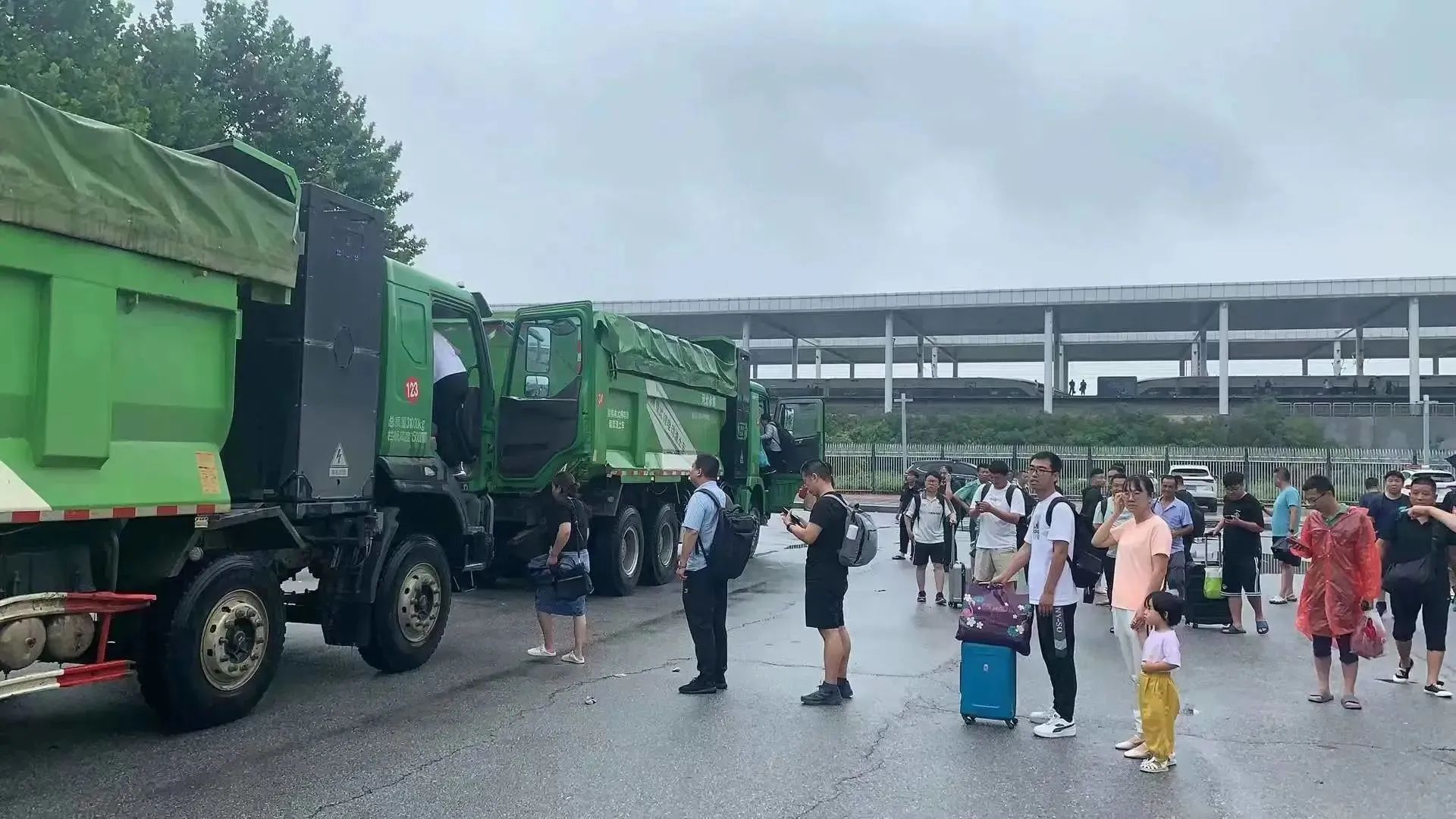 躍迪新能源渣土車變身客車助力保定解困旅客