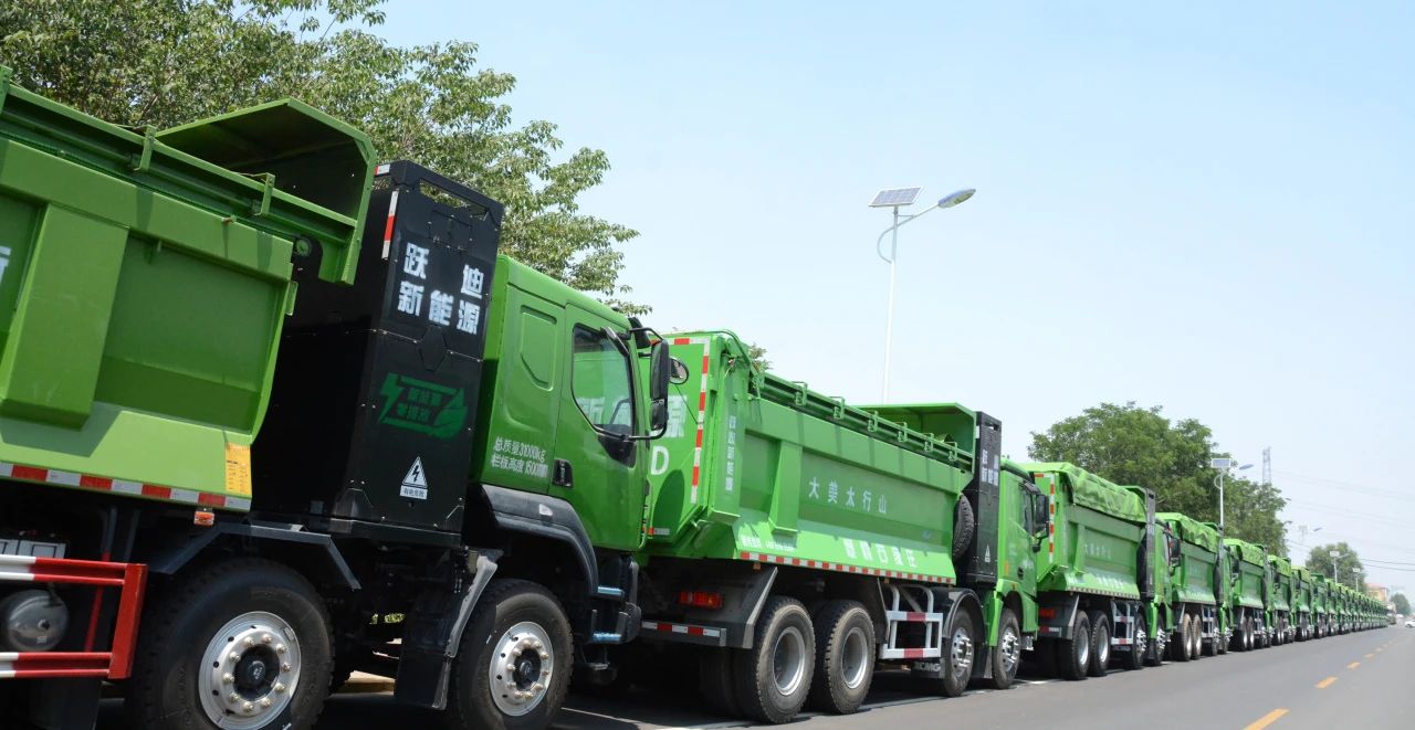 環(huán)保新動力 城市建設(shè)新選擇丨躍迪汽車200臺純電動渣土車交付河北秦漢投入使用