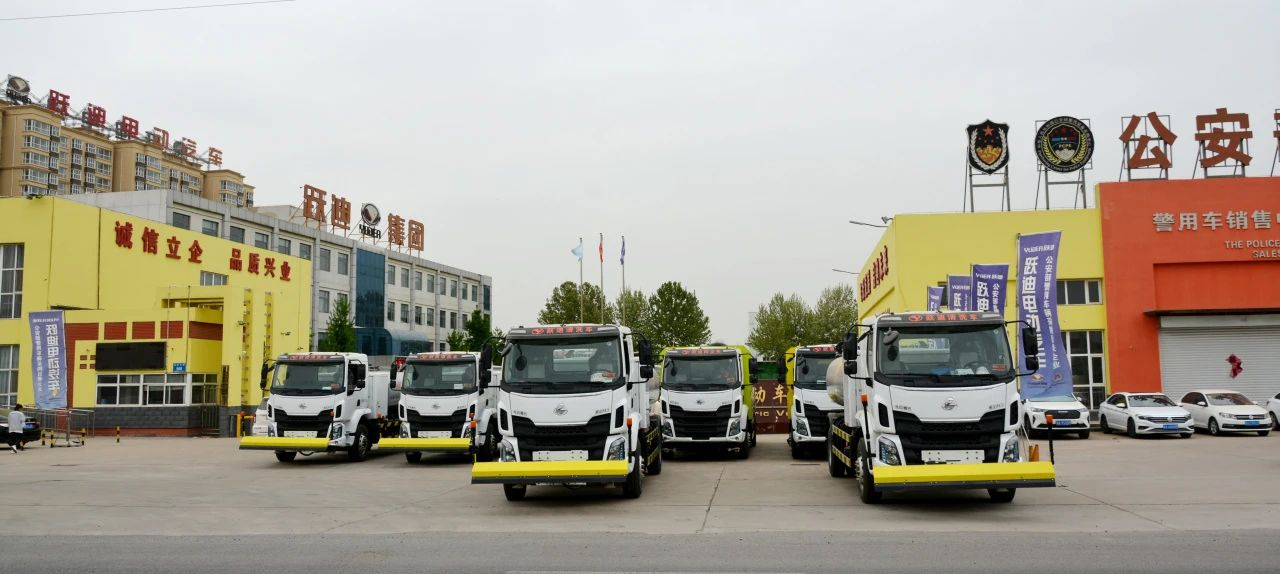 夏日降溫好幫手-躍迪集團新能源灑水車、新能源綠化噴灑車發(fā)車